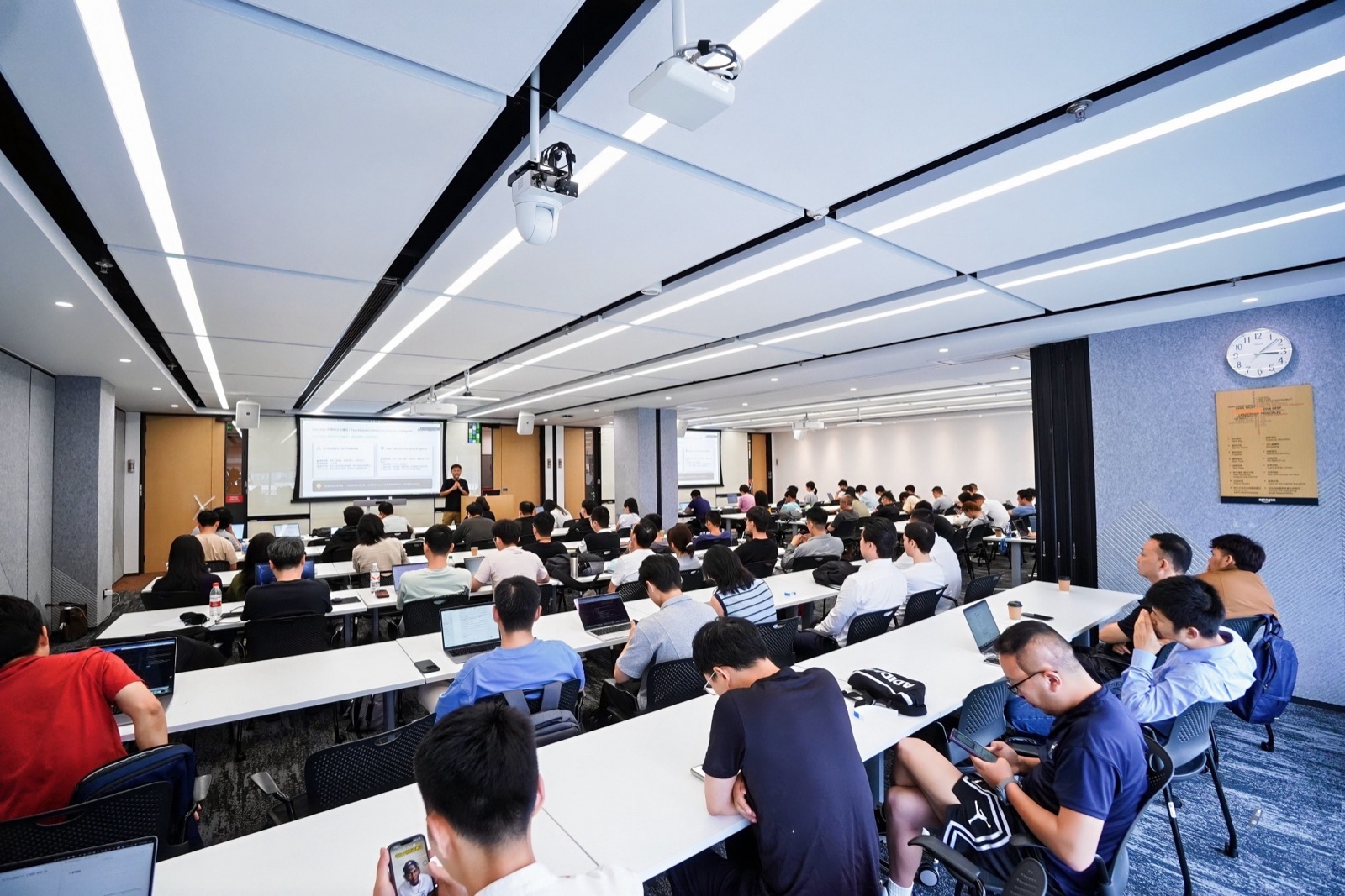 活动现场，来自不同团队的开发者和企业用户一起交流 AI 实践